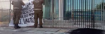 Movimiento Juvenil Lautaro arroja pintura a fachada de oficinas del Servicio de Impuestos Internos en Talcahuano