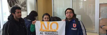 Manifestantes presentan denuncia a Contraloría por presuntas coimas de GNL Talcahuano a concejal Eduardo Saavedra