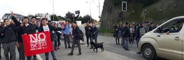 Carabineros blinda a ejecutivos de BiobíoGenera en playa La Cata y golpea a estudiantes secundarios