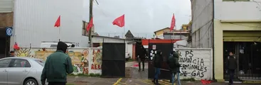 Manifestantes irrumpen en sede del PS acusando coimas de proyecto GNL Talcahuano a concejal Eduardo Saavedra