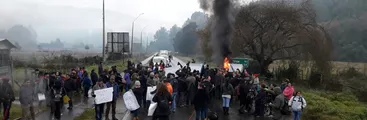Habitantes de Contulmo bloquean ruta P-60 exigiendo solución a crisis financiera comunal