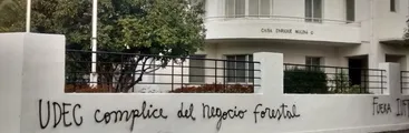 Realizan concentración de denuncia en la Universidad de Concepción por su participación en el negocio forestal