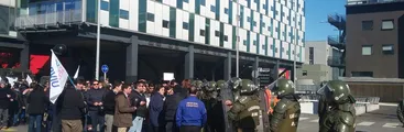 Trabajadores a honorarios se manifiestan contra condiciones de traspaso a contrata