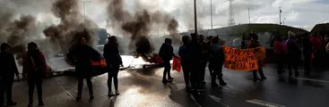 Mujeres cesantes de la Provincia de Arauco protestan con barricadas en la ruta 160