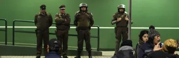 Realizan marcha y velatón en repudio a violencia policial durante manifestación contra Octopus en Penco