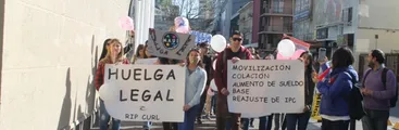 Trabajadores en huelga de tiendas Maui y Rip Curl marchan en Concepcion