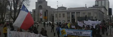 Trabajadores en huelga marchan unidos por el centro de Concepción