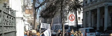 Trabajadores de Departamentos de Educación Municipal se manifiestan contra inminentes y masivos despidos