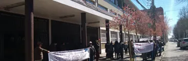 Trabajadores de la educación se manifiestan afuera de la Cámara de la Producción y del Comercio de Concepción