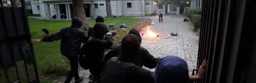 Apedrean embajada de Argentina en Chile tras protesta por Santiago Maldonado