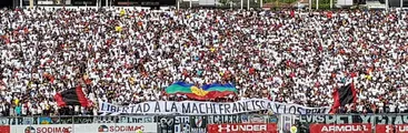 Buscan sancionar a Colo Colo por lienzos de su barra en apoyo a pueblo mapuche durante partido