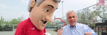 Usuarios de redes sociales bautizan como "corruptín" a corpóreo de campaña de Piñera