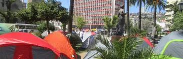 La Plaza Victoria se transformó en caleta: Pescadores artesanales acampan en Valparaíso en protesta a Ley de Pesca