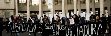 Denuncian hostigamiento policial a organizadoras de marcha contra violencia hacia las mujeres en Concepción