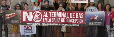 Protestan en consulado chileno de Bahía Blanca contra los terminales gas en la Bahía de Concepción