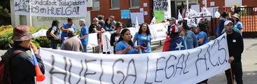 Trabajadores del Hospital Clínico del Sur en huelga por mejores salarios