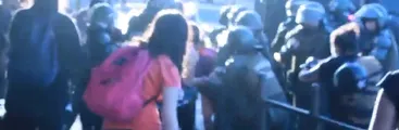 Insólito: Mujeres son brutalmente reprimidas por marchar contra la violencia hacia las mujeres [VIDEOS + FOTOS]