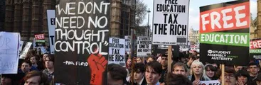 ¡Educación gratuita con impuestos a los ricos!, la demanda de estudiantes ingleses en las calles