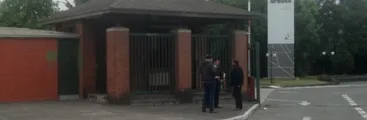Arrojan pintura a entrada de oficinas de Celulosa Arauco en San Pedro de la Paz