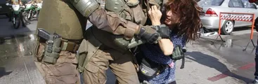 Represión policial y detenidos en Marcha de los Pobres en Santiago en visita del Papa