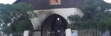 Lanzan bombas molotov a frontis de parroquia en Lo Espejo, Región Metropolitana