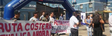 Opositores a puente industrial y ruta pie de monte se manifiestan en visita de autoridades en San Pedro de la Paz