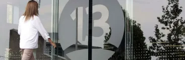 Canal 13 gasta 10 mil dólares en transmisión de la boda del príncipe Harry en medio de despidos a gran parte de sus trabajadores para ahorrar “costos”