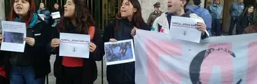 Estudiantes se encadenan al Mineduc: “no vamos a permitir que hipócritas e ignorantes como ellos sigan al mando de nuestra educación”