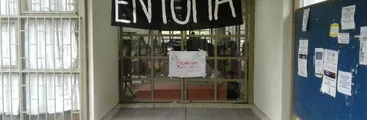 Estudiantes se toman la UBB Chillán pese a recibir amenazas con macanas eléctricas