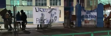 “Tenemos frío”: Estudiantes toman dos liceos en Lebu solicitando calefacción en salas y agua caliente en duchas