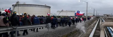 Trabajadores contratistas de Enap protestan contra precarización laboral y abandono en Hualpén y Concón