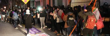 Mujeres se manifiestan frente al consulado argentino en Concepción en apoyo a proyecto de aborto legal