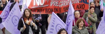 FOTOS | Temporeras marchan hasta el Congreso exigiendo sus derechos y rechazando el Estatuto agrícola
