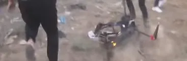 VIDEO | Palestinos de Gaza capturan dron israelí equipado con gases lacrimógenos y éste se autodestruye