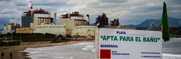Un nuevo vertimiento de carbón se registró en la playa de Ventanas