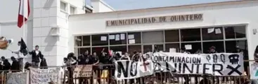 Manifestantes irrumpieron en municipalidad de Quintero y funaron a Seremi de Salud ante nuevas intoxicaciones