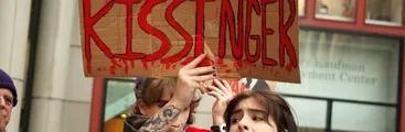 Como “criminal de guerra” estudiantes de la Universidad de Nueva York funan presencia de Henry Kissinger en el campus