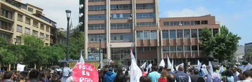 Trabajadores públicos rodean la Intendencia de Valparaíso protestando contra despidos masivos