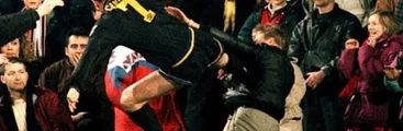  30 años de la mítica patada de Éric Cantona a hincha de extrema derecha
