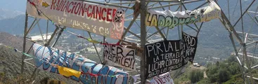 Carabineros irrumpen en comunidad La Dormida para detener a manifestantes contra carretera eléctrica