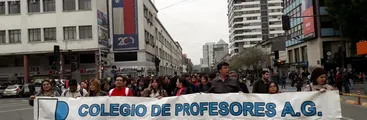 En estrecho margen docentes votan continuar paro