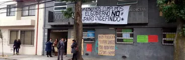 Se toman la Asistencia Judicial del Bío Bío exigendo pago de bonos adeudados a funcionarios
