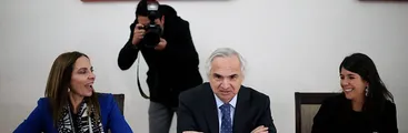 Nueva polémica afecta al gobierno: Ministerio de la Mujer contrató sin licitación a empresa de la nuera de Andrés Chadwick