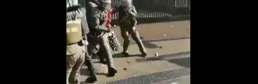 VIDEO | Captan a carabinera de FFEE golpeando con una lacrimógena en el rostro a fotógrafa