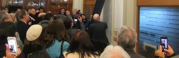 Inauguran en Universidad Católica de Valparaíso placa de memoria en homenaje a detenidos desaparecidos y ejecutados de esa casa de estudios