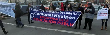 Docentes protestan en la SEREMI y cortan el tránsito en Concepción