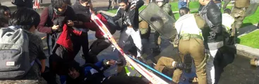 Estudiantes y profesores de Historia que protestaban contra el cambio curricular son duramente reprimidos por Carabineros