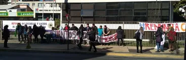 Docentes detenidos tras encadenarse a la SEREMI de Educación del Biobío exigiendo el pago de la deuda histórica