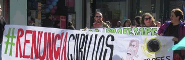 Miles de profesores se movilizaron en Valparaíso exigiendo la renuncia de la Ministra Cubillos
