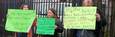 Apoderadas de escuela Corneta Cabrales acusan a directora de acosar a docentes y de no intervenir en maltrato a estudiantes